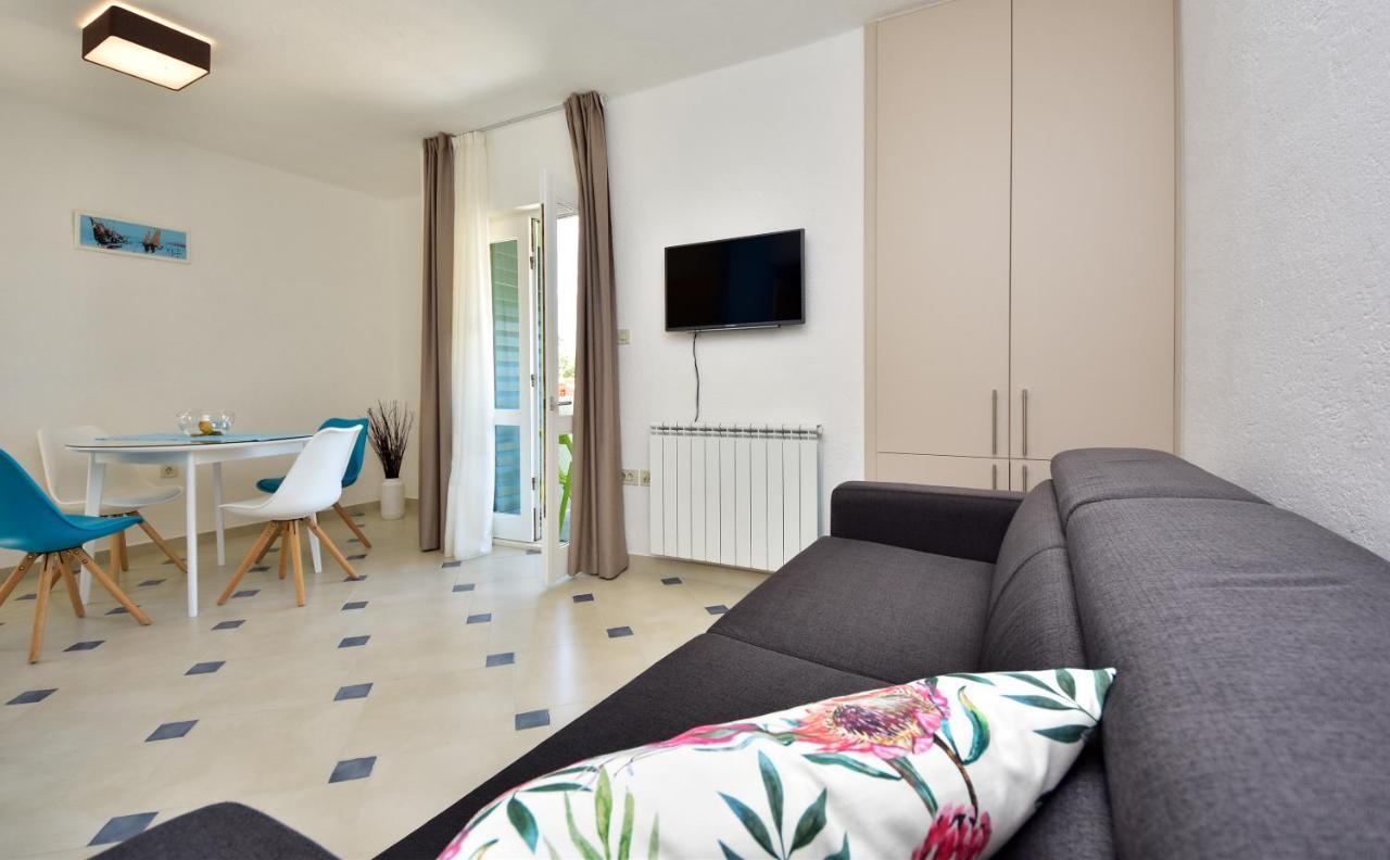 In Olive Garden Apartment Starigrad Paklenica Exterior photo