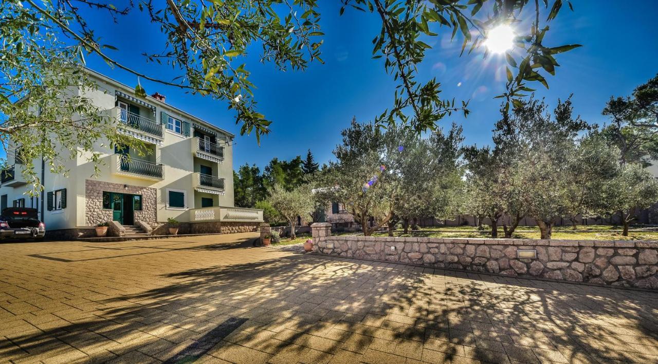 In Olive Garden Apartment Starigrad Paklenica Exterior photo