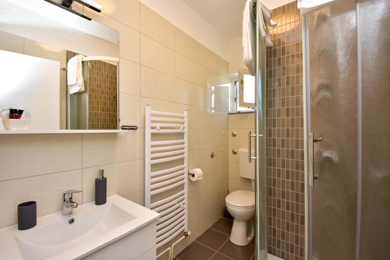 In Olive Garden Apartment Starigrad Paklenica Exterior photo