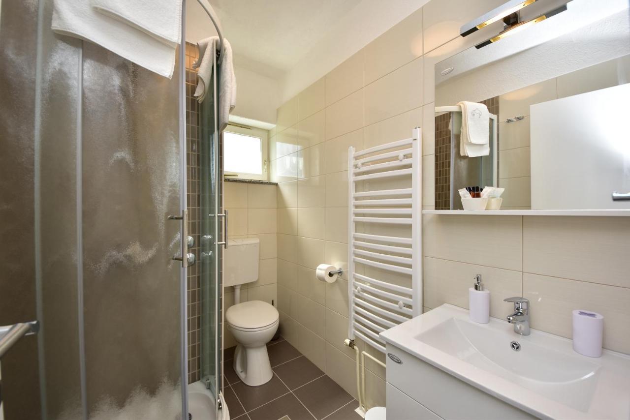 In Olive Garden Apartment Starigrad Paklenica Exterior photo