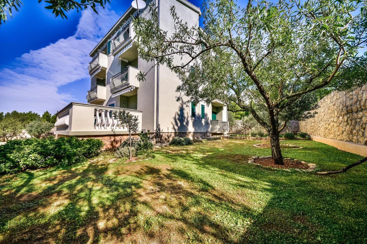 In Olive Garden Apartment Starigrad Paklenica Exterior photo
