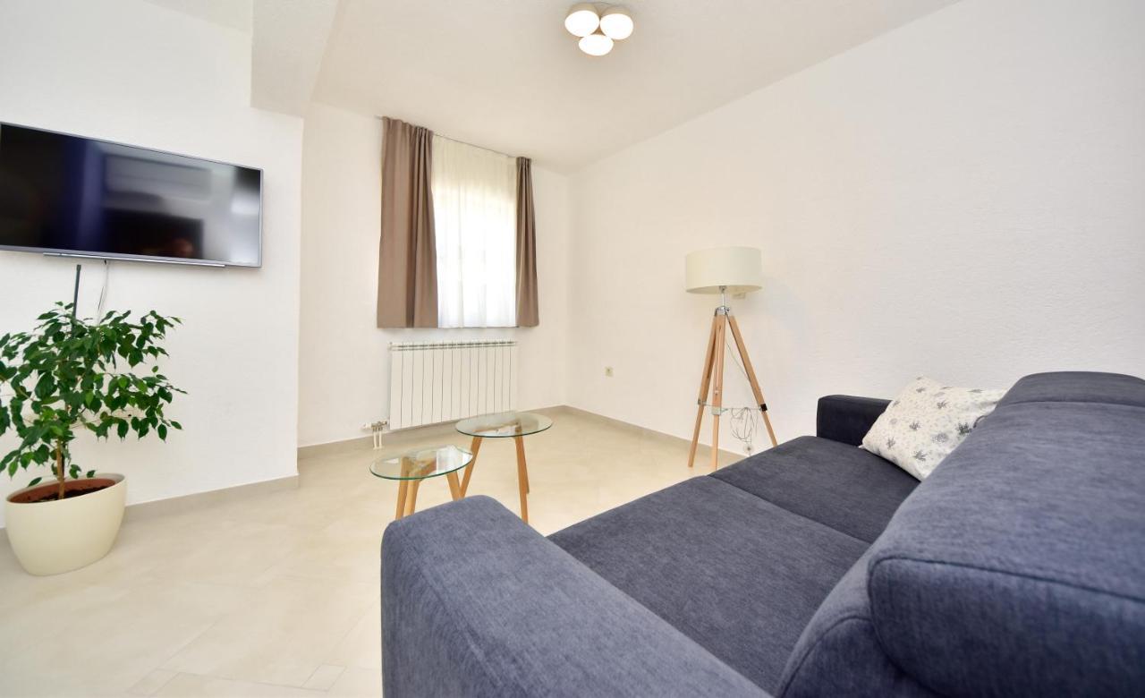 In Olive Garden Apartment Starigrad Paklenica Exterior photo